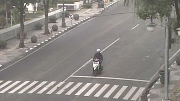 Jalanan Sedang Sepi, Aksi Pengendara Motor Ini Banjir Pujian, Lihat yang Dilakukannya