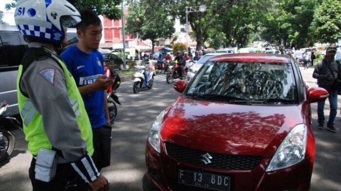 Pengemudi yang Dengarkan Radio Saat Macet Juga Bisa Ditilang