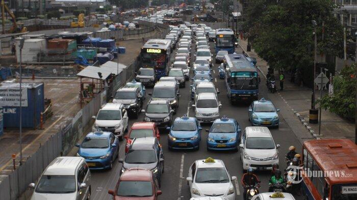Merokok dan Putar Radio di Mobil Saat Macet Denda Rp 750 Ribu