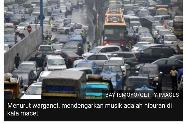 'Larangan' menyetir sambil mendengarkan musik dan merokok dibantah polisi