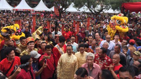 Kompak Pakai Cheongsam, Anies-Sandi Hadiri Festival Pecinan di Glodok Read more at ht