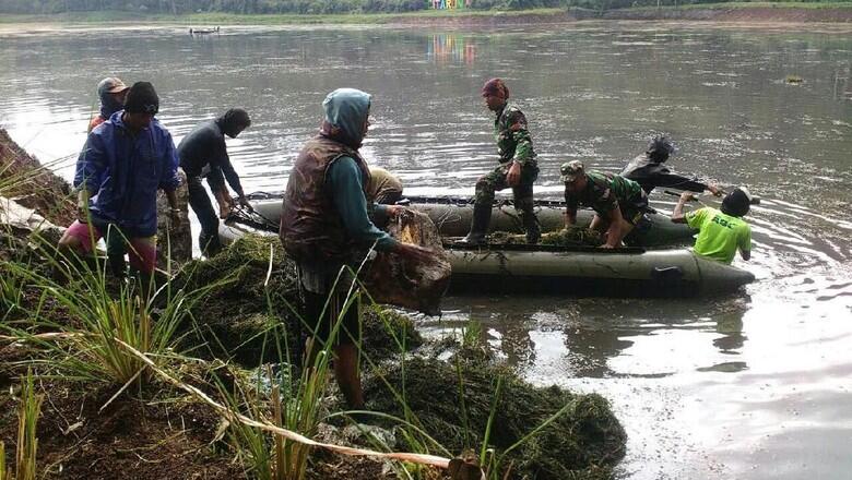 Buat Citarum Harum, Petugas Susuri Sungai Petakan Sumber Pencemaran