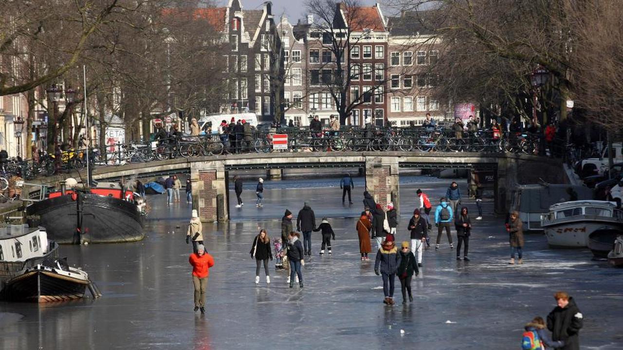 Kanal di Belanda Beku, Orang-Orang Ramai Main Seluncur Es
