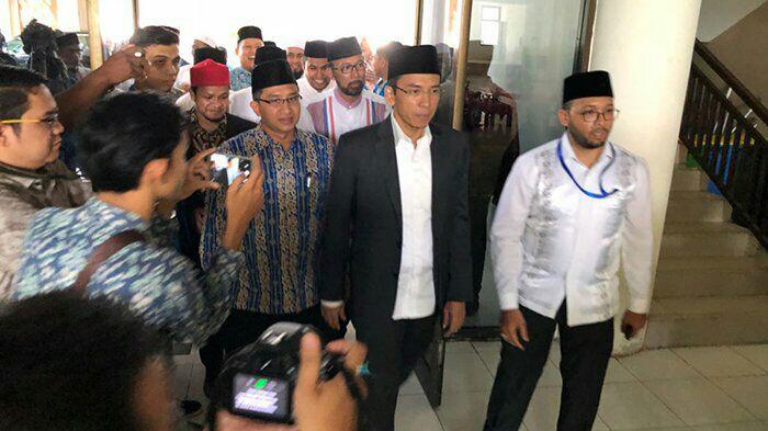 Tiba di UIN Ar-Raniry, TGB Disambut Dosen dan Ribuan Mahasiswa