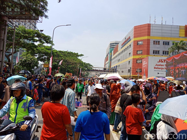 Jalan Ditutup, Begini Keramaian Warga Sambut Karnaval Cap Go Meh