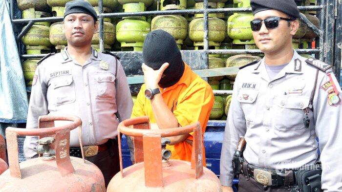 Dua Pria Bawa AC dan Tabung Gas Ditangkap Warga