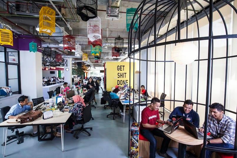 gak diluar negri aja, di indonesia juga ada lho kantor yg punya design keren