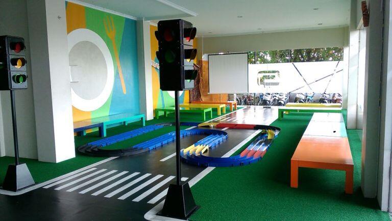 gak diluar negri aja, di indonesia juga ada lho kantor yg punya design keren