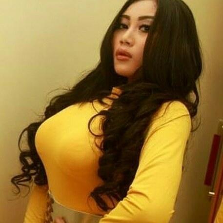 Penyanyi cantik ini mengasuransikan payudaranya demi menghindari kejadian
