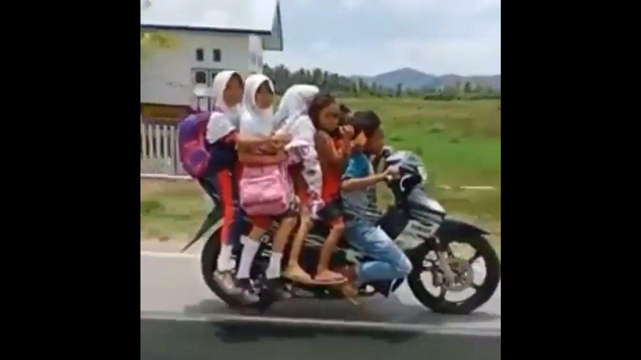 &#91;Kids Jaman Now&#93; Edan! Enam Bocah Berboncengan Dalam Satu Sepeda Motor 