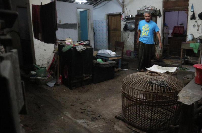 Ganjar Pranowo Menginap di Rumah Nenek yang Sakit Stroke