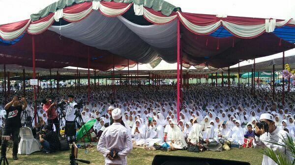 Bersama TGB, Ribuan Warga Bireuen Larut Dalam Zikir
