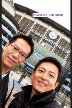 Rio Haryanto Swafoto di Depan Markas Manchester City