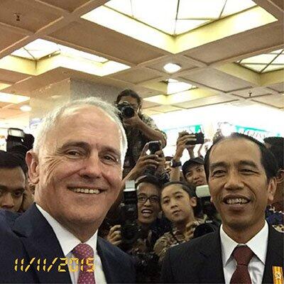TREN FOTO SELFIE : DARI SEBUAH EKSISTENSI HINGGA DIPLOMASI