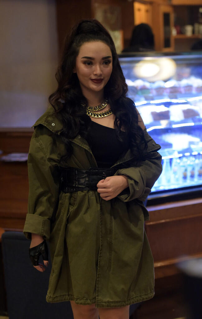 Zaskia Gotik Abis Nyanyi Di Panggung