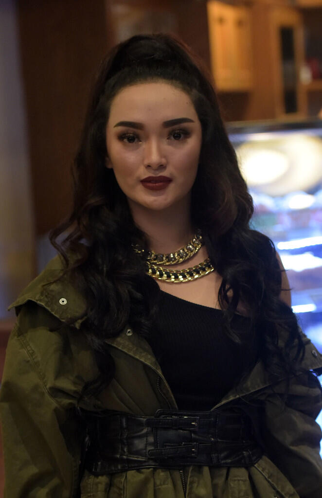 Zaskia Gotik Abis Nyanyi Di Panggung