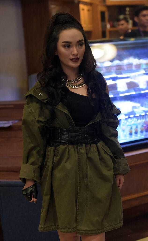Zaskia Gotik Abis Nyanyi Di Panggung