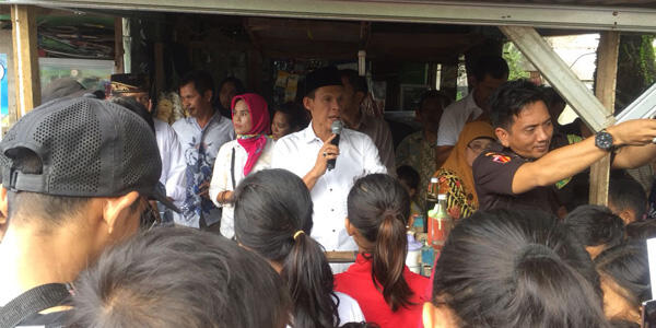 Ratusan Warga Sukaraja Sampaikan Aspirasi pada Jaro Ade Sambil Makan Bakso Bareng