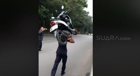 Bak Samson, Satpam Ini Panggul Motor Yang Sembarangan Parkir