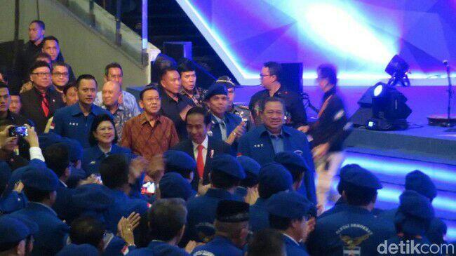 Jokowi Ikut Berdiri Saat Mars Partai Demokrat Dinyanyikan