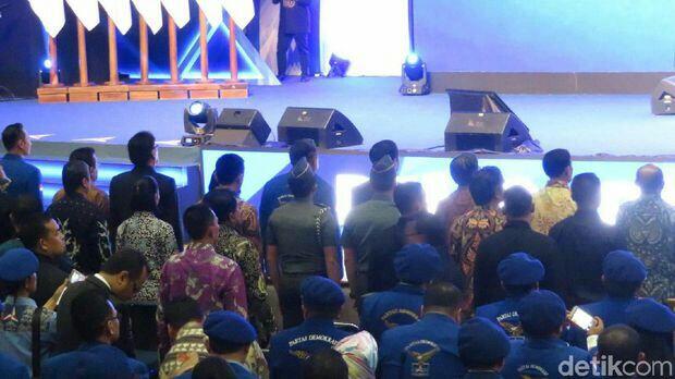 Jokowi Ikut Berdiri Saat Mars Partai Demokrat Dinyanyikan