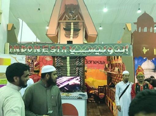 Hebat ! Mahasiswa Indonesia Promosikan Wisata Nusantara Di Madinah