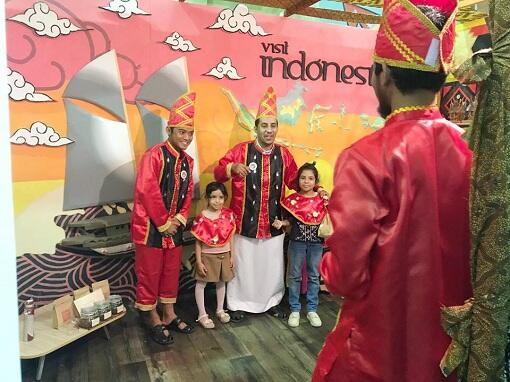 Hebat ! Mahasiswa Indonesia Promosikan Wisata Nusantara Di Madinah