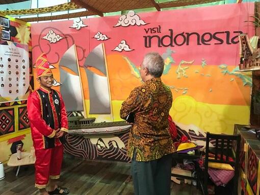 Hebat ! Mahasiswa Indonesia Promosikan Wisata Nusantara Di Madinah