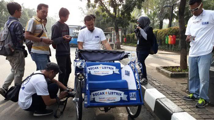 Hanafi Rais Ajak Pengunjung Car Free Day Naik Becak Listrik