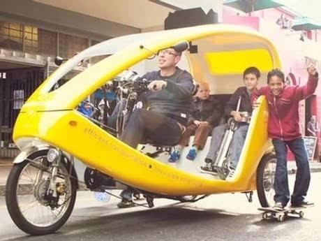 Hanafi Rais Ajak Pengunjung Car Free Day Naik Becak Listrik