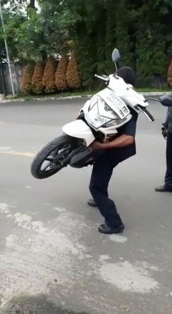 Foto: Si 'Samson' Indonesia, Satpam Perkasa yang Kuat Angkat Motor
