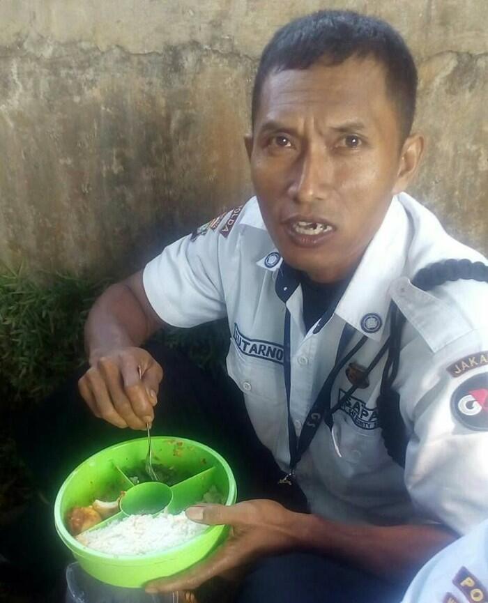 Foto: Si 'Samson' Indonesia, Satpam Perkasa yang Kuat Angkat Motor