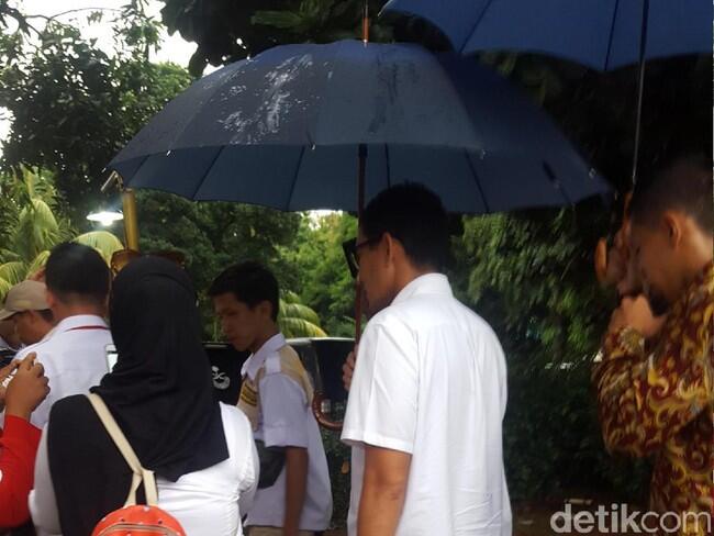 Berpayung, Sandiaga Hadiri Deklarasi Prabowo Capres 2019