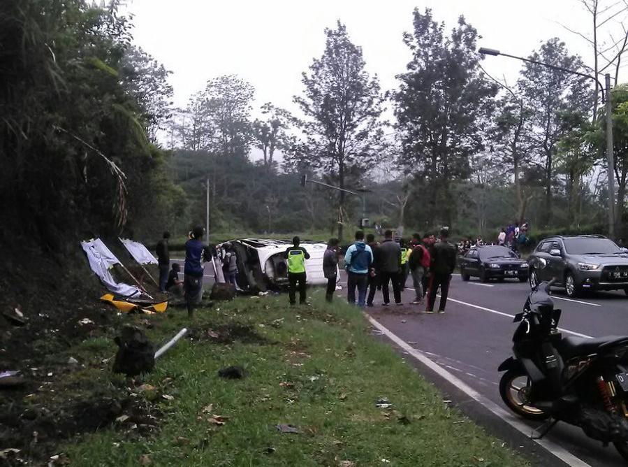 BREAKING NEWS: Kecelakaan Minibus Kembali Terjadi di Tanjakan Emen