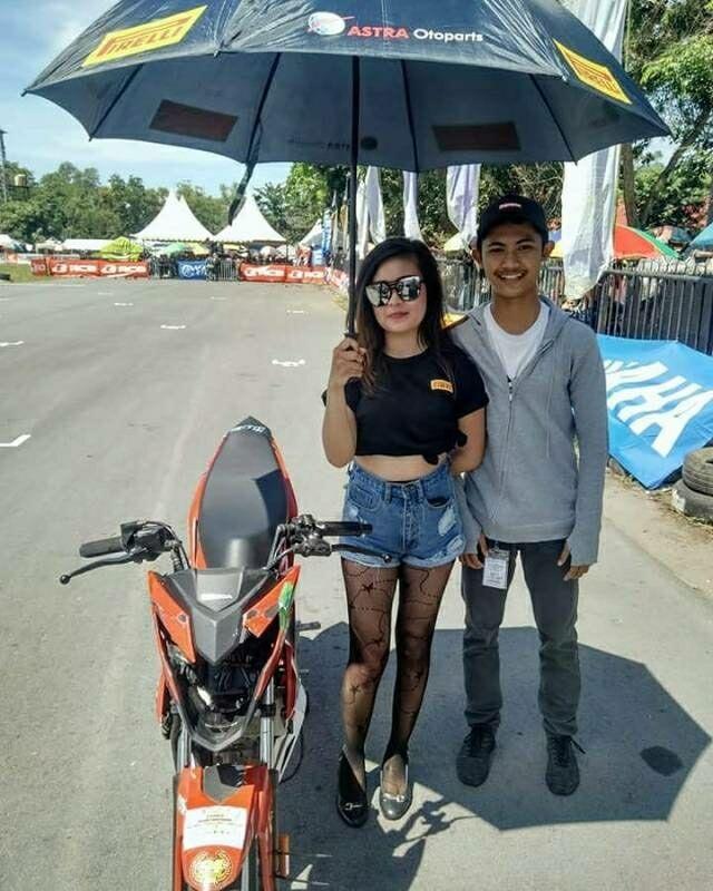 Potret Pesona 'Umbrella Girl' Bakal Menyemangati Kamu Diarea Balapan! Jaga Mata!