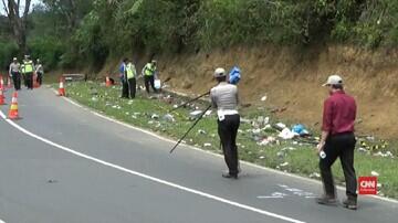 Lagi..Minibus Terguling di Tanjakan Emen, 4 Orang Luka Berat