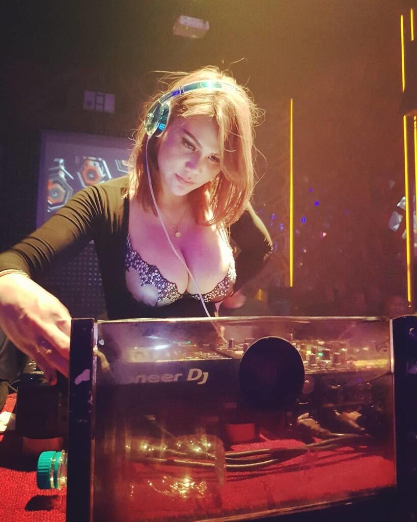 DJ Butterfly Ketagihan Makan Petai..hayo agan suka petai juga ndak nih?..