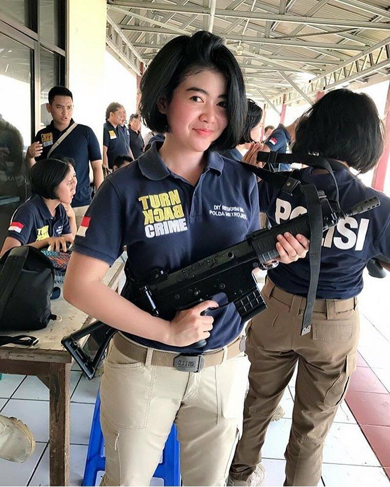 Polisi Gadungan Berambut Pirang Keluyuran,Nasibnya Apes Terciduk Polisi Sungguhan