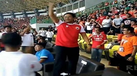 Video Sandiaga Uno Injak-injak Kursi di Stadion GBK Beredar, Netizen: Jadilah Contoh 