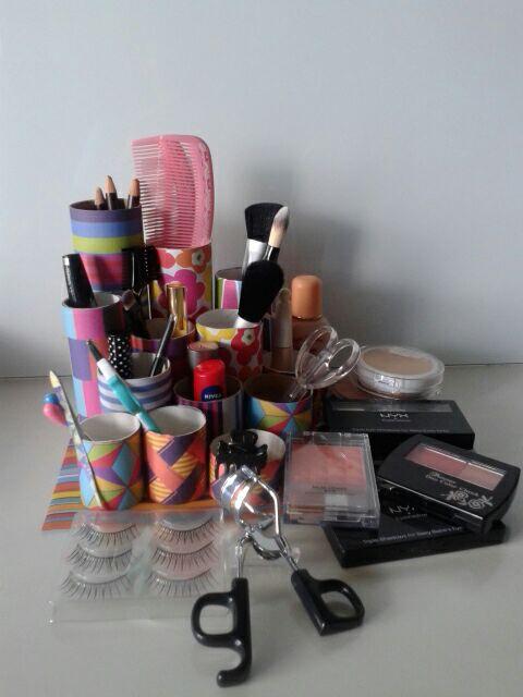 Tempat Kuas Make-up Dari Kertas Bekas Tissu Roll