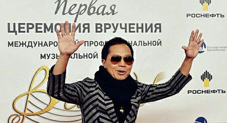 Bangga, Sandhy Sondoro Terima Penghargaan Internasional di Kremlin Palace Moskow