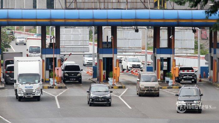 Gerbang Tol  Bekasi  Barat  Lengang saat Hari Pertama 