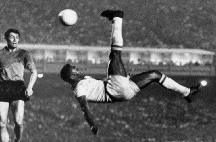 JOHN MOTSON SANG LEGENDA KOMENTATOR SEPAKBOLA DUNIA