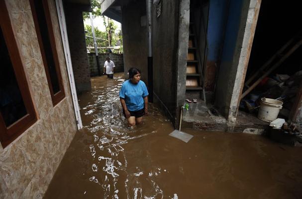 Sungai Ciliwung Meluap, Kampung Melayu dan Cawang Tergenang