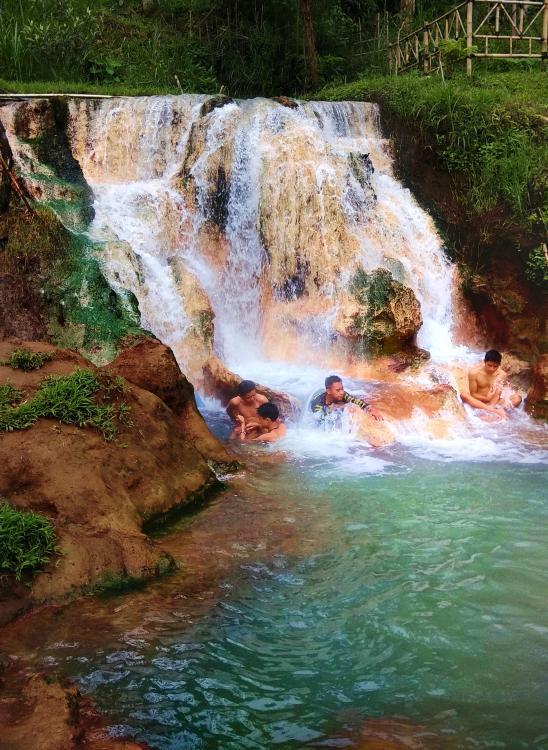 Air Terjun Panas Lengkap dengan Kolam Bendungan di Parongpong, Lembang