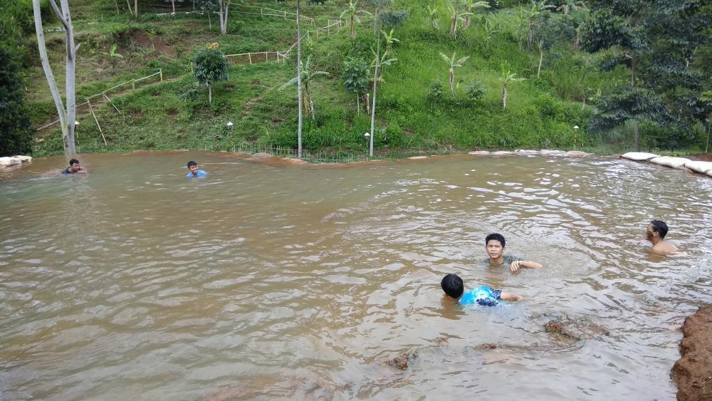 Air Terjun Panas Lengkap dengan Kolam Bendungan di Parongpong, Lembang