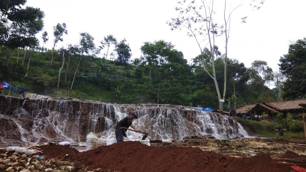 Air Terjun Panas Lengkap dengan Kolam Bendungan di Parongpong, Lembang