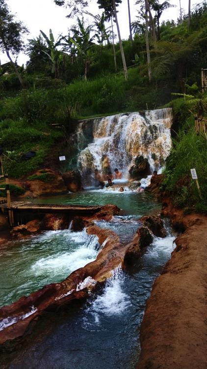 Air Terjun Panas Lengkap dengan Kolam Bendungan di Parongpong, Lembang
