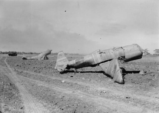 Perang Dunia II: Bom Kayu Melawan Tank Kayu dan Pesawat Kayu