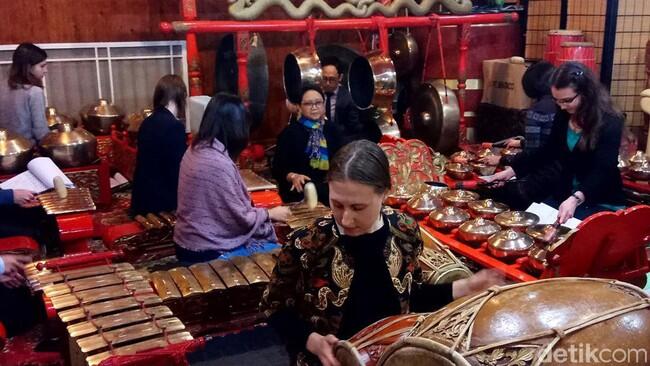 Menlu Retno Nyinden dan Main Gamelan Saat Kunjungan ke Moskow